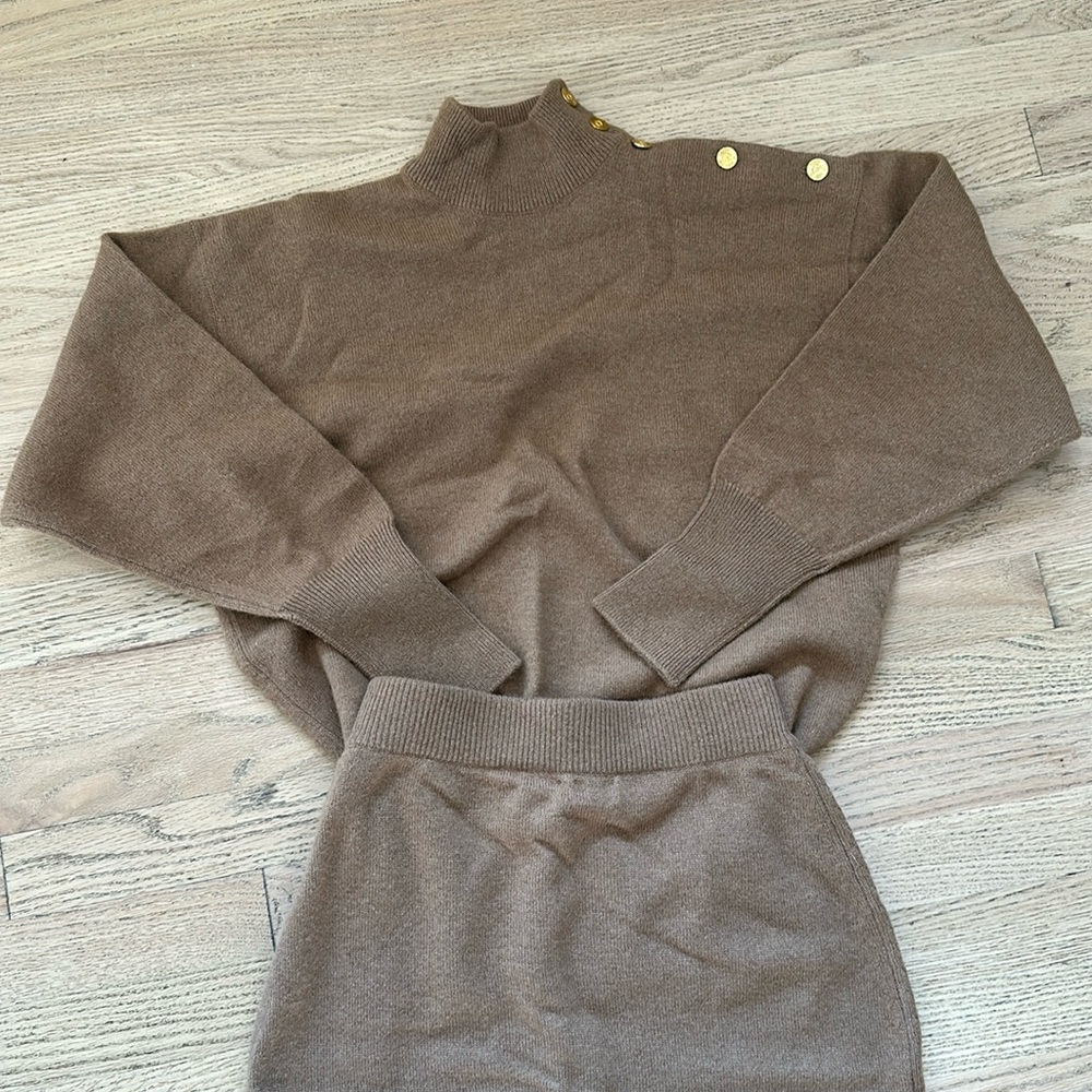 Elegant Brown Women's Sweater Set - Picture 2 of 16